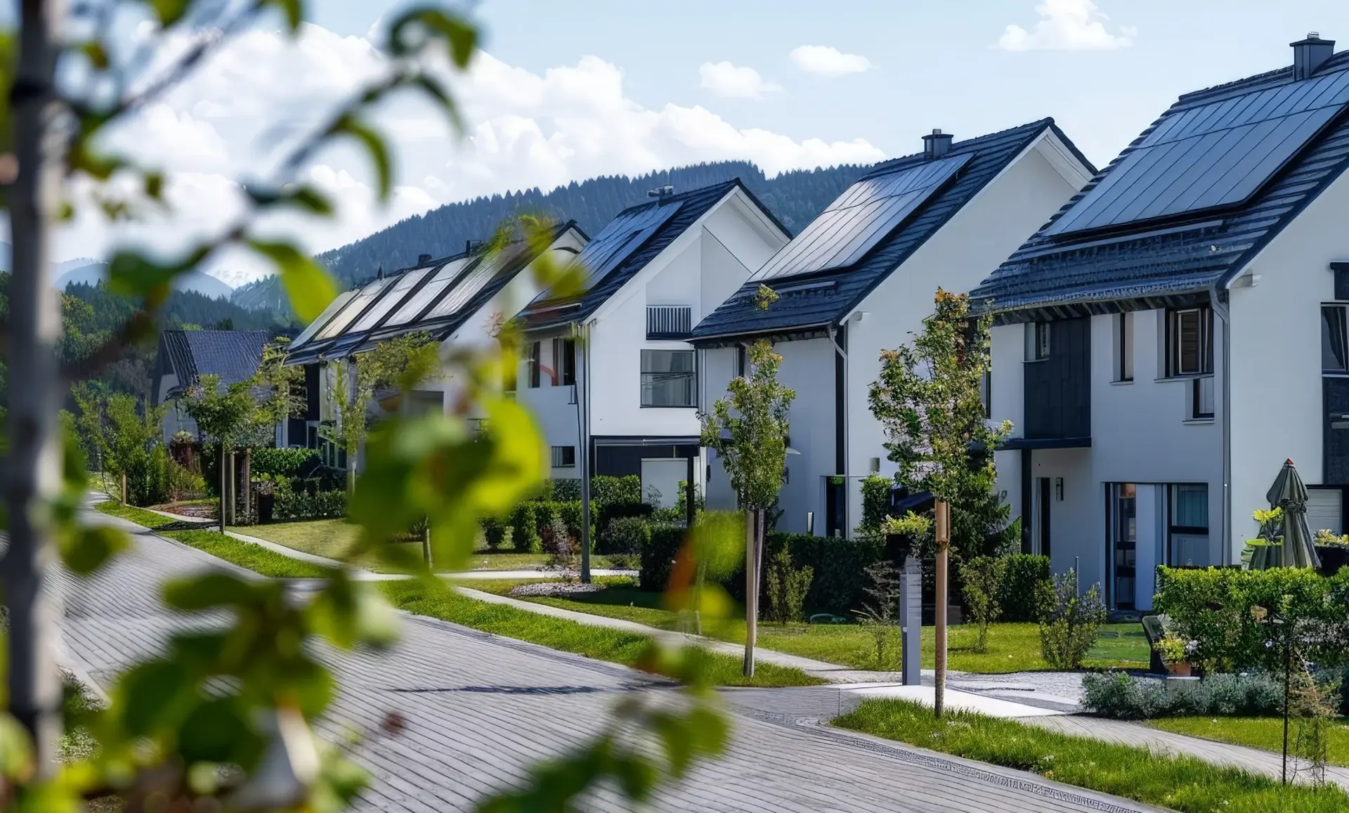 Reihenhäuser im Sommer mit Solarpanelen auf dem Dach